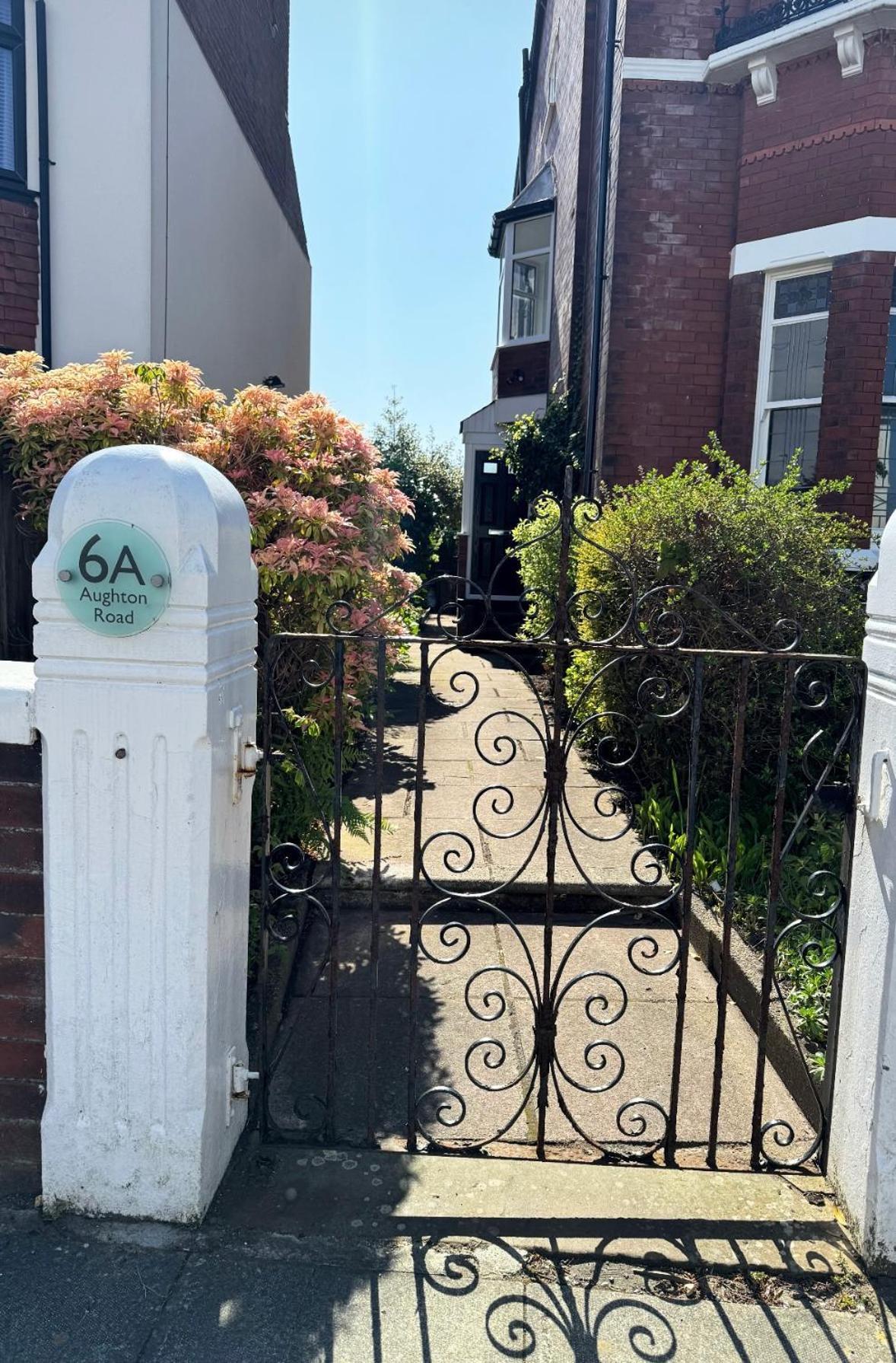 Spacious Victorian Birkdale Apartment With Garden Southport Bagian luar foto